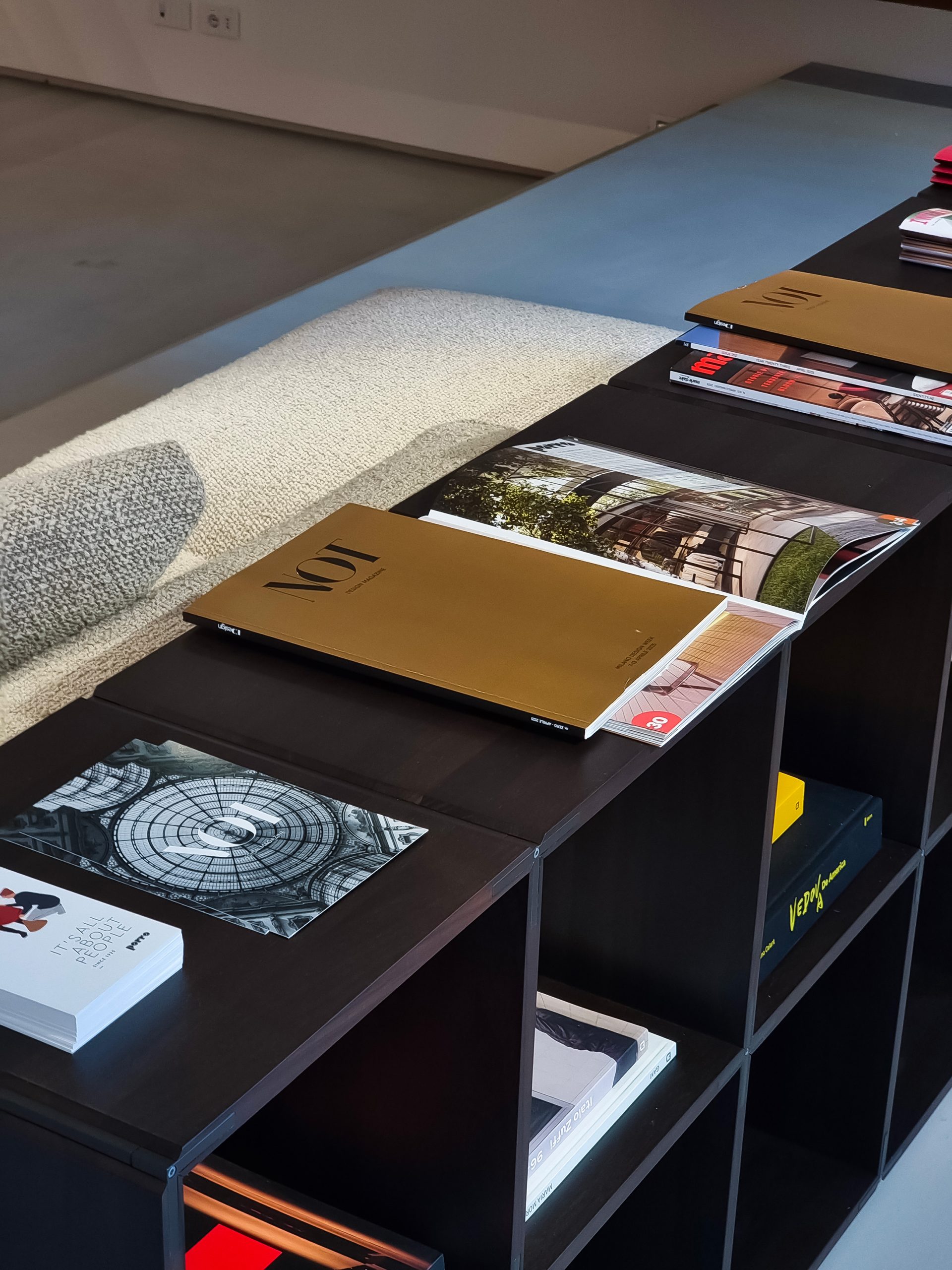 Riviste di design "NOT".Focus su arredamento, architettura e tendenze del design italiano. Copie di riviste NOT, esposizione di marchi e aziende del settore.