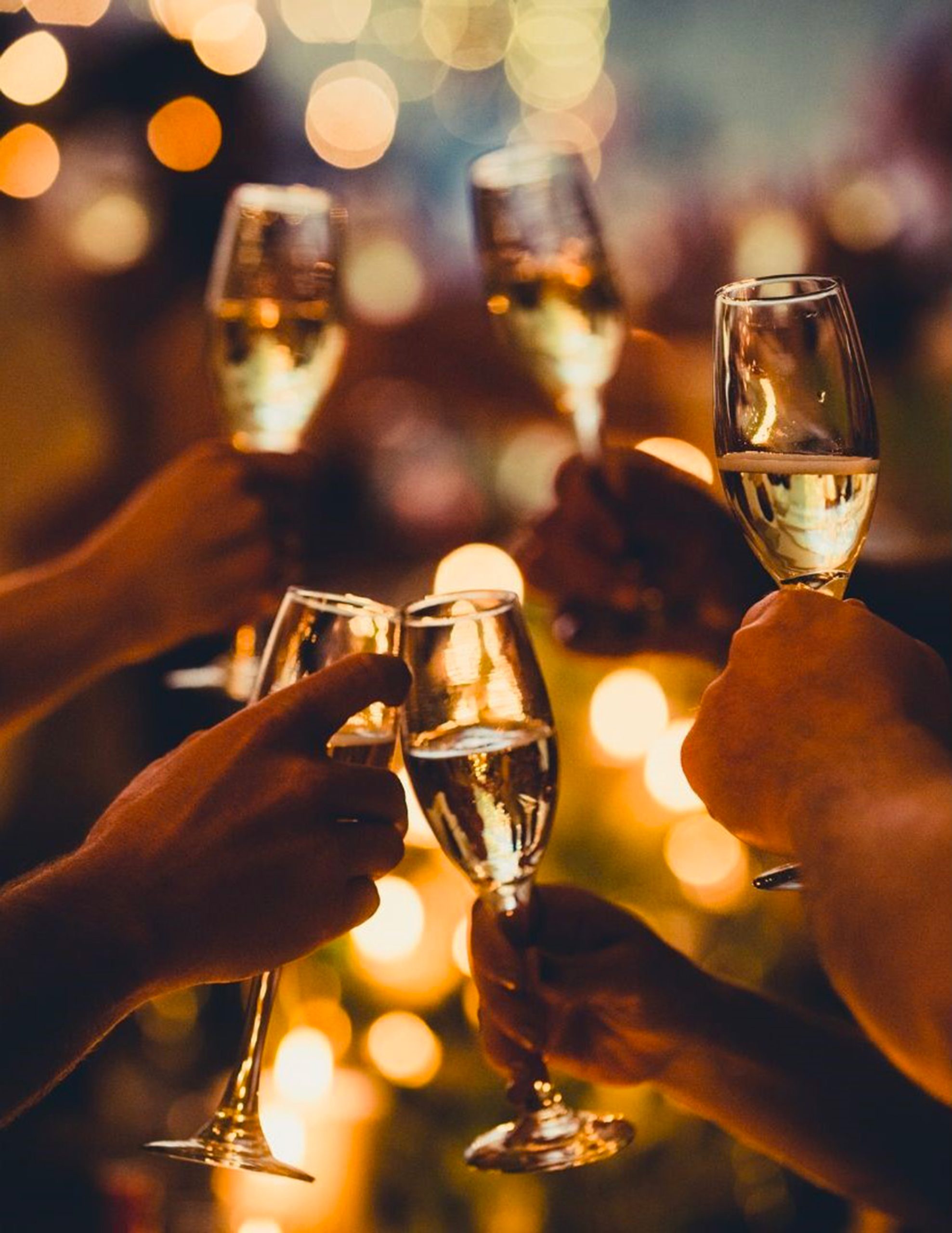 Brindisi festivo con calici di champagne, bokeh luminoso sullo sfondo. Celebrazione, evento speciale, auguri, party, spumante italiano, momenti di gioia, design per eventi, atmosfera conviviale.